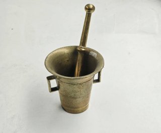 Mortero y mano de bronce antiguo