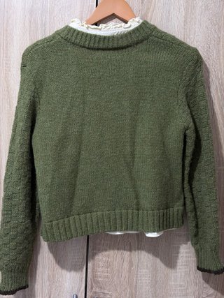 Jersey verde con botones marrones