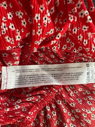 Blusa roja Bershka flores blancas talla  S