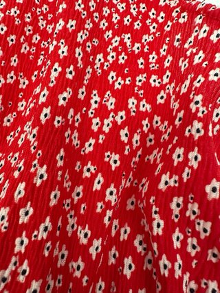 Blusa roja Bershka flores blancas talla  S