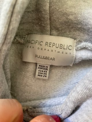 Sudadera gris con estampado