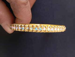 Pulsera dorada con piedras multicolor