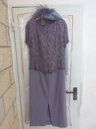 Vestido de fiesta morado con plumas