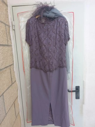 Vestido de fiesta morado con plumas