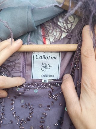 Vestido de fiesta morado con plumas
