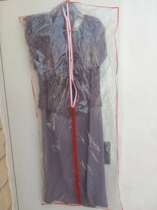Vestido de fiesta morado con plumas