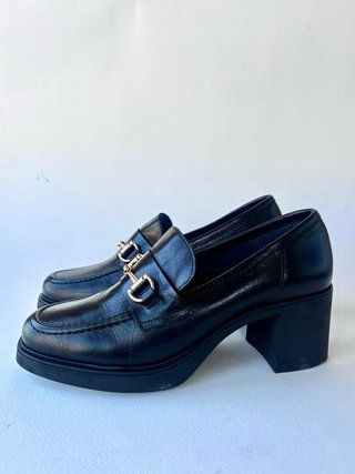 Zapatos de tacón negros con hebilla 39