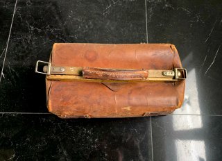 Maletín médico antiguo de piel