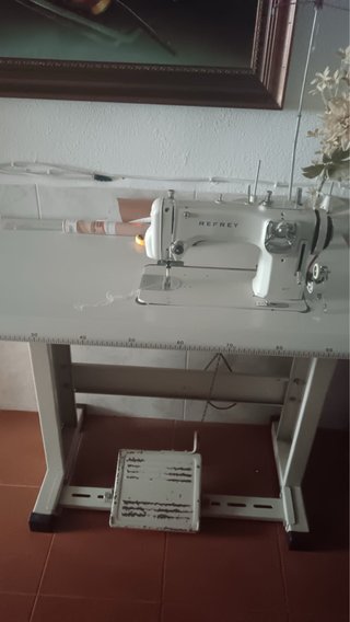 Máquina de coser Refrey