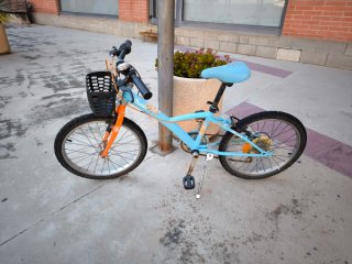 Bicicleta infantil azul y naranja