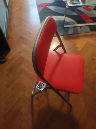 Silla plegable roja sin estrenar