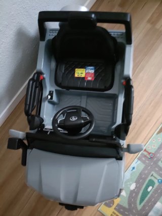 Coche teledirigido gris