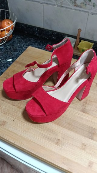 Zapatos de tacón rojos