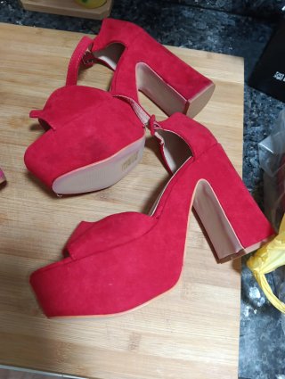 Zapatos de tacón rojos