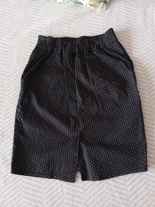 Falda de lunares negra con botones