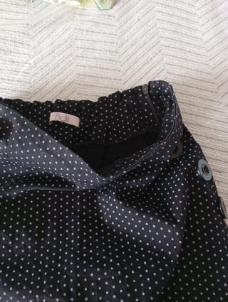 Falda de lunares negra con botones