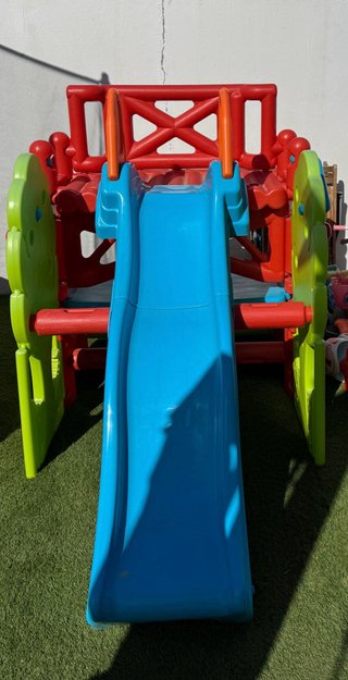 Tobogán infantil con mini escritorio de juegos