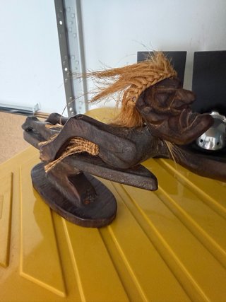 Figura artesanal de madera tallada