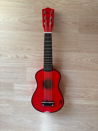 Guitarra infantil roja de juguete