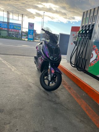 Yamaha Aerox Negra y Morada (NEGOCIABLE)