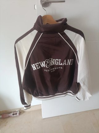 Chaqueta Bershka marrón y blanca