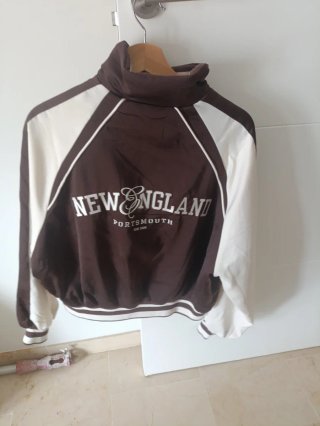 Chaqueta Bershka marrón y blanca