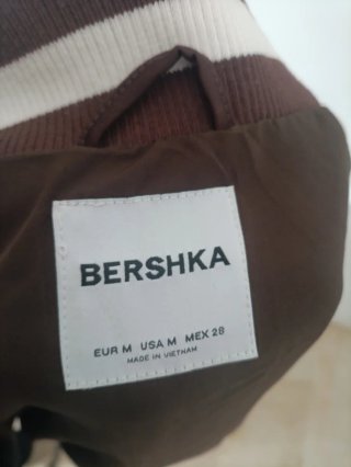 Chaqueta Bershka marrón y blanca