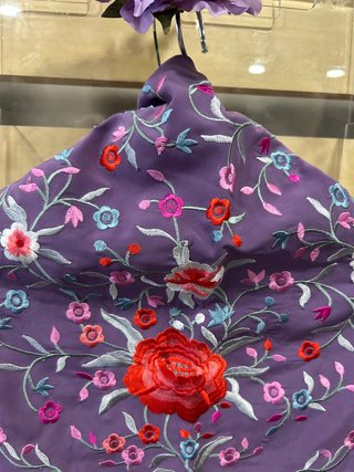 Mantón bordado flecos largos