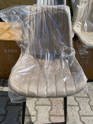 Sedia in velluto beige con gambe in metallo