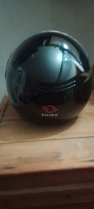 Casco de moto negro con visera