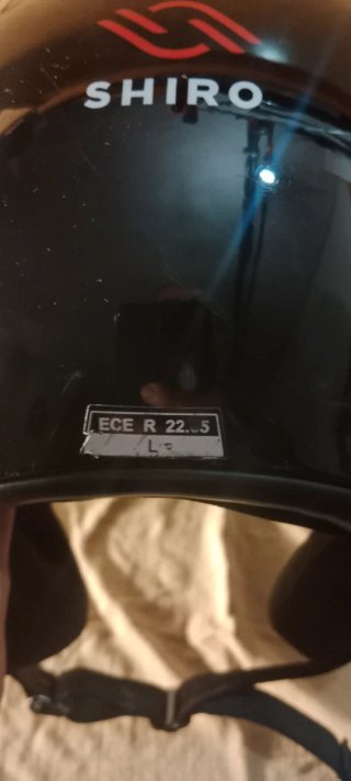 Casco de moto negro con visera
