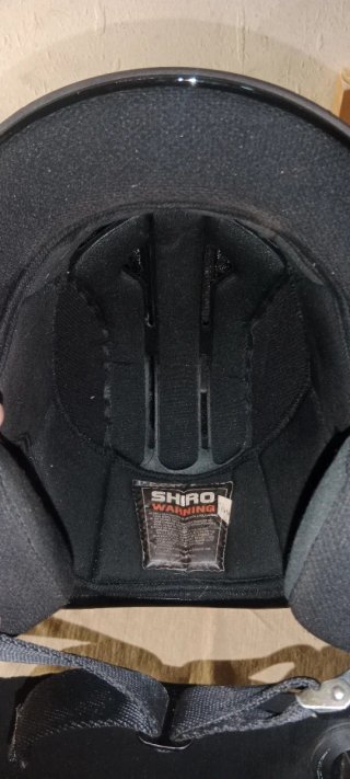 Casco de moto negro con visera