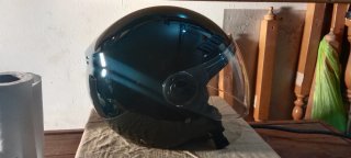 Casco de moto negro con visera