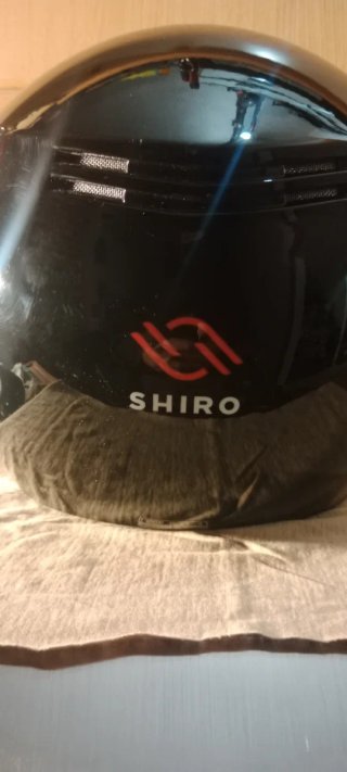 Casco de moto negro con visera