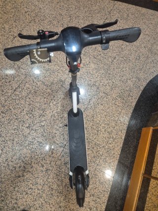 Patinete Eléctrico Negro y Blanco