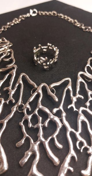 Collar ramas coral acero plateado con anillo
