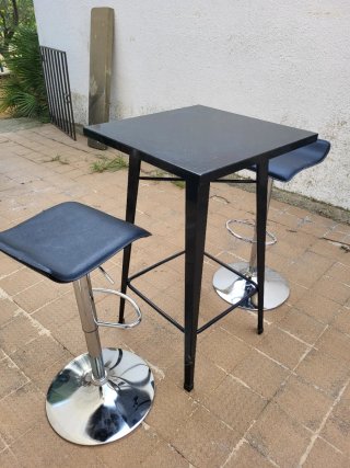 Mesa alta y 2 taburetes, con elevacion por gas.