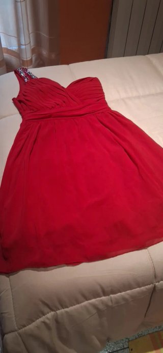 Vestido rojo de fiesta con pedrería