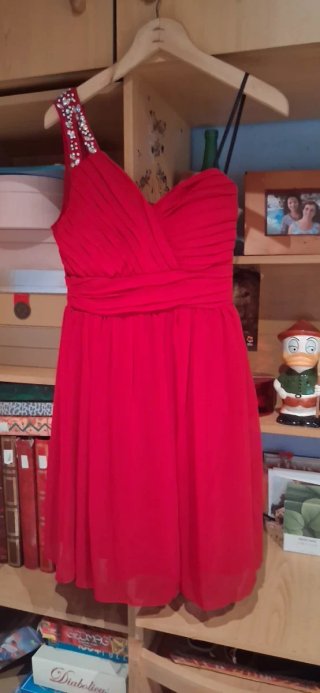 Vestido rojo de fiesta con pedrería