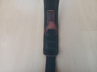 Correa de cuero para guitarra o bajo.