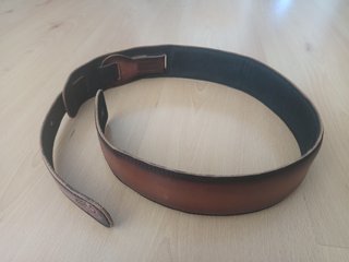 Correa de cuero para guitarra o bajo.