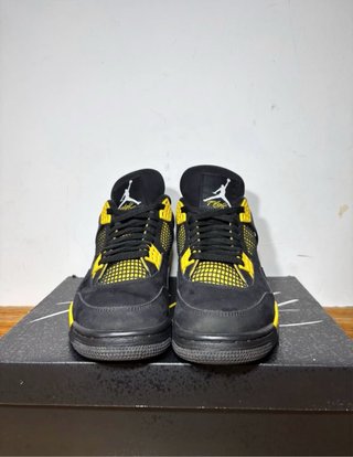Jordan 4 Thunder Negro Amarillo