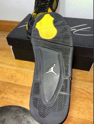 Jordan 4 Thunder Negro Amarillo
