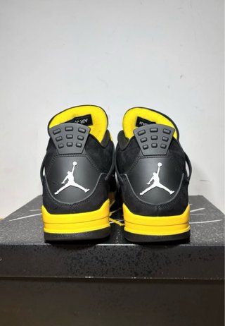 Jordan 4 Thunder Negro Amarillo