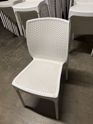Sillas Ratán Plástico Blancas (25€) cada una en b
