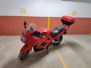 Suzuki GSX 600 Roja