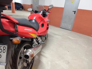 Suzuki GSX 600 Roja