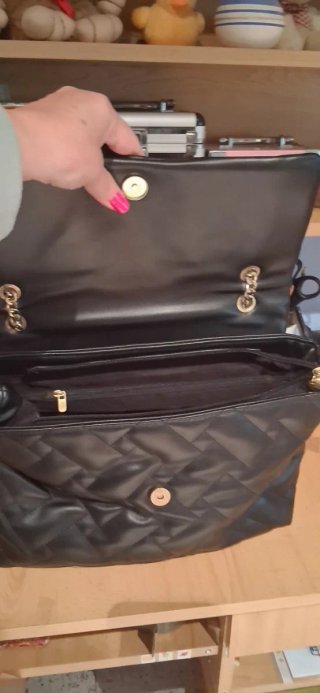 Bolso negro con cadena dorada