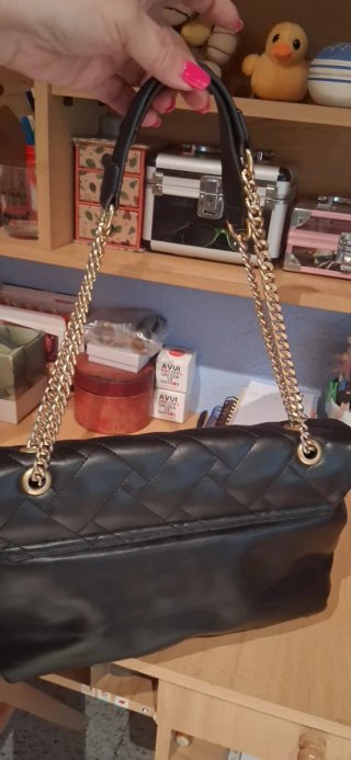 Bolso negro con cadena dorada