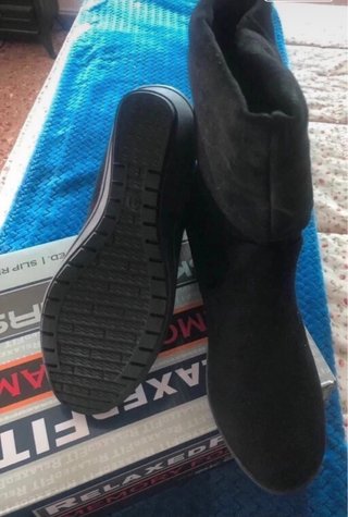 Botines con cuña de la talla 41 en antelina negra.